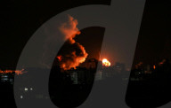NEWS - Feuer und Rauch steigen frühmorgens über getroffenen Gebäuden in Gaza auf