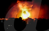 NEWS - Feuer und Rauch steigen frühmorgens über getroffenen Gebäuden in Gaza auf