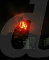 NEWS - Feuer und Rauch steigen frühmorgens über getroffenen Gebäuden in Gaza auf