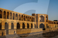 Khajo Bridge built by Shah Abbas c1650 is now a favourite place for young people to meet, Isfahan, Iran