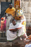 Hindu pilgrims in saffron and whiite robes, at the gate into Kapilash Temple (Chandrashekhar Temple), Dhenkanal District, Odisha