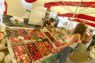 Fruit stall on the popular Saturday market day in this medieval bastide town. Sainte-Foy-la-Grande; Gironde; Aquitaine; France