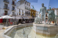 Fountain and restaurants, Plaza del Socorro, Ronda, Andalusia, Spain, Europe
