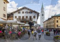 View of Parrocchiale SS Filippo e Giacomo and shopping area, Cortina d'Ampezzo, South Tyrol, Italian Dolomites, Italy, Europe