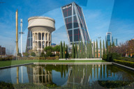 Parque cuarto depÃ³sito with Kio towers. Madrid, Spain.