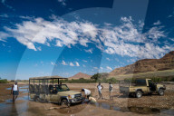 Rescuing safari vehicle stuck in sand of Hoarusib Riverbed, mountain range in background, Puros, north of Sesfontein, Namibia