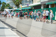 NEWS - Coronavirus: Touristen warten auf Einlass vor dem Bierkönig in Palma de Mallorca