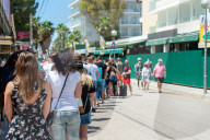 NEWS - Coronavirus: Touristen warten auf Einlass vor dem Bierkönig in Palma de Mallorca