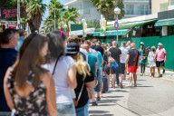 NEWS - Coronavirus: Touristen warten auf Einlass vor dem Bierkönig in Palma de Mallorca