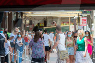 NEWS - Coronavirus: Touristen warten auf Einlass vor dem Bierkönig in Palma de Mallorca
