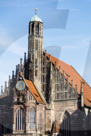 Europe, Germany, Nurembourg (Nurnberg) Christmas market in Market Square, Frauenkirche (Frauen church)