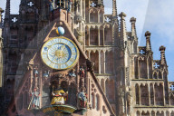 Europe, Germany, Nurembourg (Nurnberg) Christmas market in Market Square, musical clock on Frauenkirche (Frauen church)