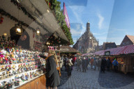 Europe, Germany, Bavaria, Franconia, Nuremberg (Nurnberg), Christmas market, Frauenkirche