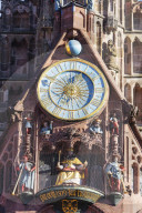 Europe, Germany, Nurembourg (Nurnberg) Christmas market in Market Square, musical clock on Frauenkirche (Frauen church)