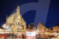 Europe, Germany, Nurembourg (Nurnberg) Christmas market in Market Square, Frauenkirche (Frauen church)