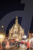 Europe, Germany, Nurembourg (Nurnberg) Christmas market in Market Square, Frauenkirche (Frauen church)