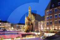 Europe, Germany, Nurembourg (Nurnberg) Christmas market in Market Square, Frauenkirche (Frauen church)