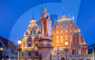 Statue of Roland, House of Blackheads and Schwab House at Dusk, Town Hall Square, Old Town, Riga, Latvia, Northern Europe,