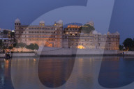 City Palace and lake Pichola at sunset, Udaipur, Rajasthan, India