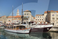 Altstadt von Trogir, Segelboote am Hafen, UNESCO Weltkulturerbe, Dalmatien, Kroatien