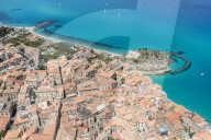 NEWS - Coronavirus: Polizei fliegt über die kalabrische Küste zu Beginn der Badesaison