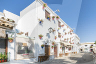 Typical buildings decorated with hanging flower pots, Conil de la Frontera, Costa de la Luz, Cadiz Province, Andalusia, Spain