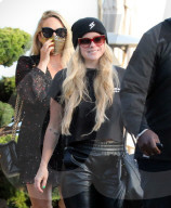 Avril Lavigne Is Rocker Chic In Leather Pants For Nobu Dinner