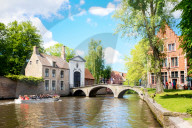 Wijngaard Bridge and the main entrance gate of the Begijnhof (Beguinage) of Bruges, Brugge, Belgium, Europe