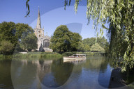 Holy Trinity Church (Shakespeare's burial place) on the River Avon with tour boat, Stratford-upon-Avon, Warwickshire, England