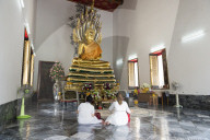 Two ladies praying at Wat Pho (Wat Phra Chetuphon), Bangkok, Thailand, Southeast Asia, Asia