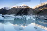 Hooker Glacier Lake, Mount Cook (Aoraki), Hooker Valley Trail, UNESCO World Heritage Site, South Island, New Zealand.