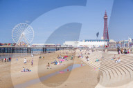 Blackpool tower, Blackpool beach, Blackpool pier with holidaymakers & tourists Blackpool Lancashire England GB UK Europe