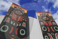 Totem Pole, Sheet'ka Kwaan Naa Kahidi Community House, Sitka, Alaska, USA