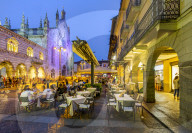 View of Duomo and restaurants in Piazza del Duomo at dusk, Como, Province of Como, Lake Como, Lombardy, Italy, Europe
