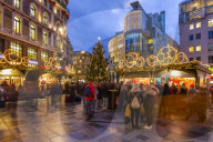 View of Stephanplatz Christmas Market at dusk, Vienna, Austria, Europe