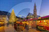 View of Maria Himmelfahrt Cathedral and Christmas Market in Waltherplatz, Bolzano, Province of Bolzano, Italian Dolomites, Italy, Europe