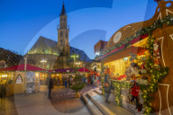 View of Maria Himmelfahrt Cathedral and Christmas Market in Waltherplatz, Bolzano, Province of Bolzano, Italian Dolomites, Italy, Europe