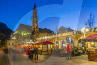 View of Maria Himmelfahrt Cathedral and Christmas Market in Waltherplatz, Bolzano, Province of Bolzano, Italian Dolomites, Italy, Europe