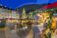 View of Christmas Market in Waltherplatz, Bolzano, Province of Bolzano, Italian Dolomites, Italy, Europe