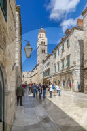 Visitors on Stradun and Franciscan Church and Monastery, Dubrovnik Old Town and Adriatic Sea, Dubrvnik, Dalmatia, Croatia, Europe