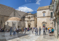 View of Large Onofrio's Fountain, Dubrovnik Old Town and Adriatic Sea, Dubrvnik, Dalmatia, Croatia, Europe
