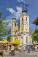 View of Chirch (Barocke Pfarrkirche) and market in St Johann, Austrian Alps, Tyrol, Austria, Europe