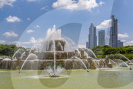 The Buckingham Fountain and city skyline, Chicago, Illinios, United States of America, North America