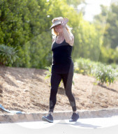 PREMIUM EXCLUSIVE Goldie Hawn Works On Her Summer Glow In The Palisades