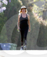 PREMIUM EXCLUSIVE Goldie Hawn Works On Her Summer Glow In The Palisades