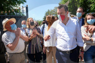 NEWS - Mano Cornuta: Matteo Salvini überzeugt sich selbst von der schlechten Trinkwasserqualität in Roms Vorort Osa