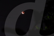 FEATURE - Superblutmond über Jakarta