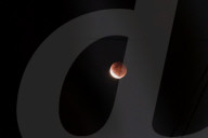 FEATURE - Superblutmond über Jakarta
