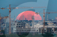 FEATURE - Superblutmond über Athen