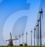 NEWS -  Tradition und Moderne: Windmühlen und Winkraftanlagen in den Niederlanden